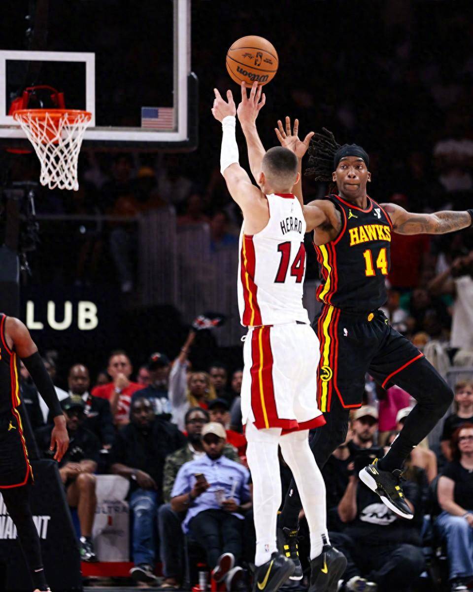 lol 外服加速器-转折点!曼联绝杀压哨,NBA常规赛关键时刻攻防权衡,更衣室稳定,身体对抗强度拉满的简单介绍